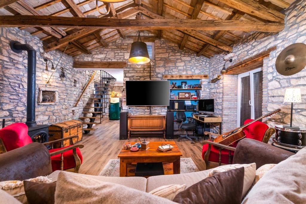 Dvorište kuće pod svjetlima i lampicama uvečer